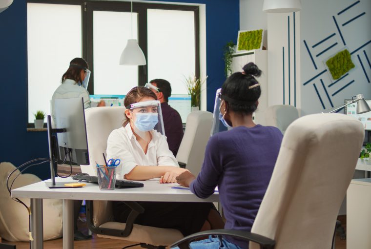 atendente passando informação para cliente em uma clínica médica