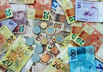 dinheiro brasileiro espalhado, notas e moedas