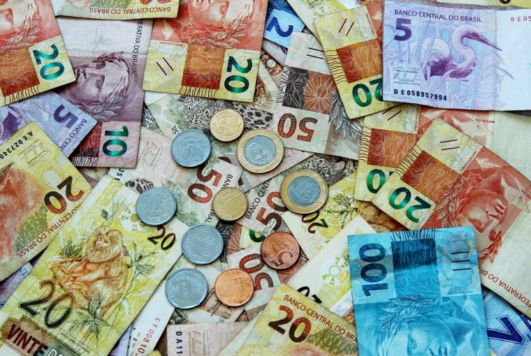 dinheiro brasileiro espalhado, notas e moedas