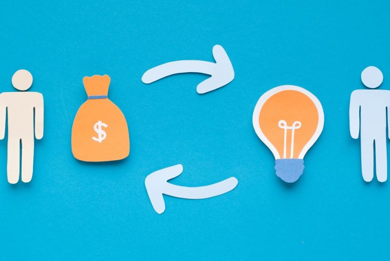 representação de dois bonecos investidores e um ciclo entre dinheiro e uma lampada