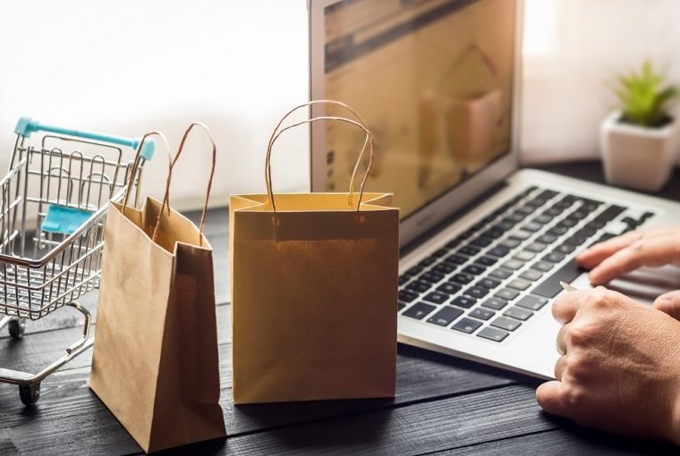 pessoa fazendo compras pelo computador