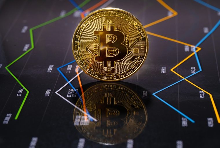 imagem de uma moeda de Bitcoin simulando o investimento em criptomoedas