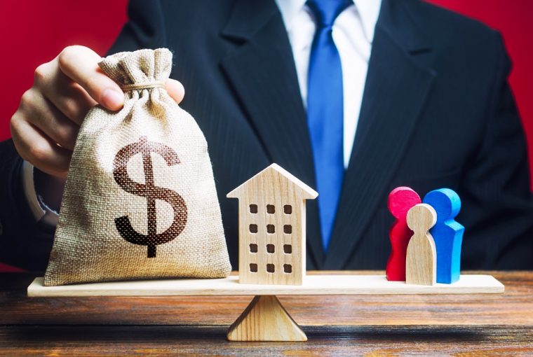 balança simbolizando como ganhar dinheiro com fundos imobiliários