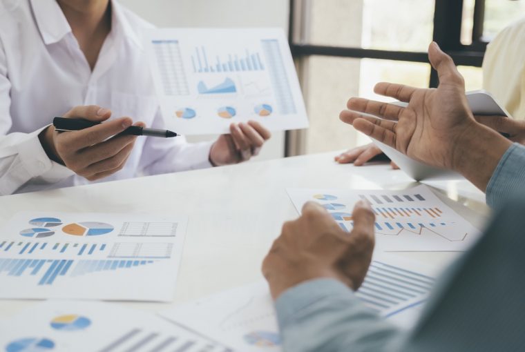 Empresários reunião de trabalho em equipe para discutir o investimento