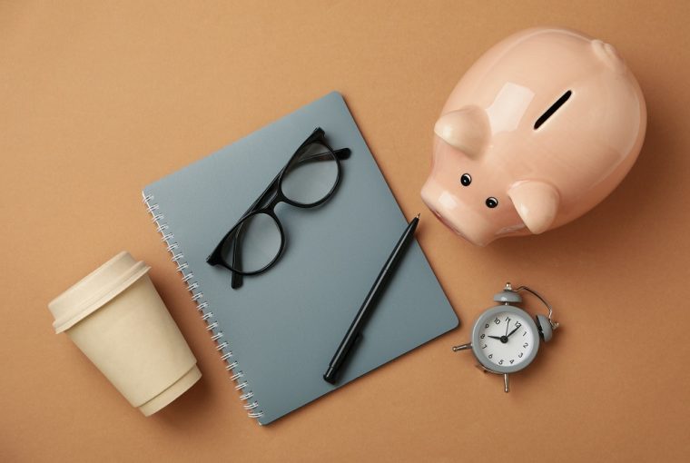 Conceito de planejamento financeiro com cofrinho em fundo de artesanato