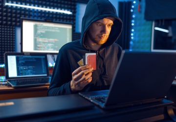 Hacker mostra cartão de crédito bancário, financiamento hacking