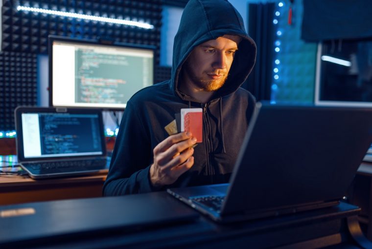 Hacker mostra cartão de crédito bancário, financiamento hacking
