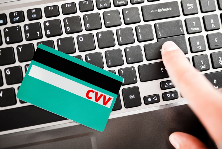 imagem de cartão em cima de um notbook, escrito CVV