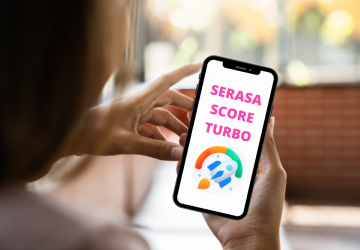 mulher mexendo em smartphone e na tela escrito SERASA SCORE TURBO