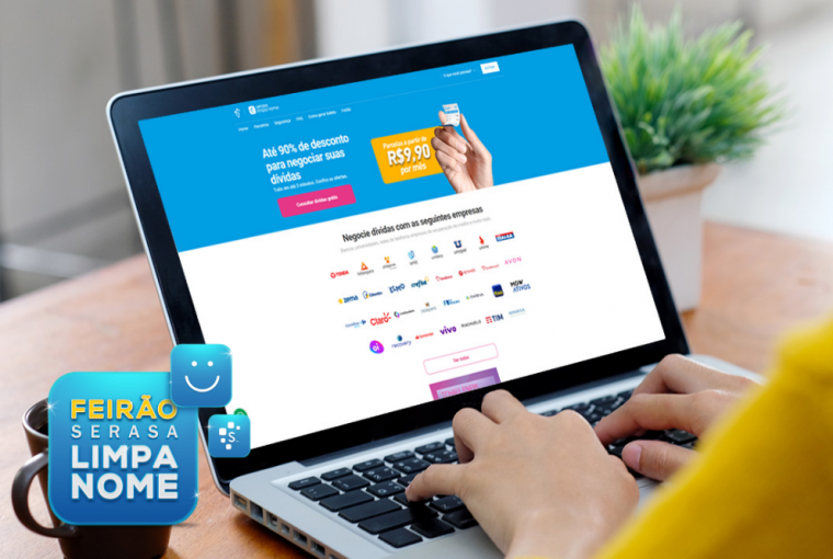 Mão de mulher acessando o site do Feirão Serasa Limpa Nome