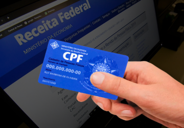 computador ao fundo mostrando o site da Receita Federal e a frente uma mão segurando um cartão de CPF, simbolizando como descobrir o CPF pelo nome