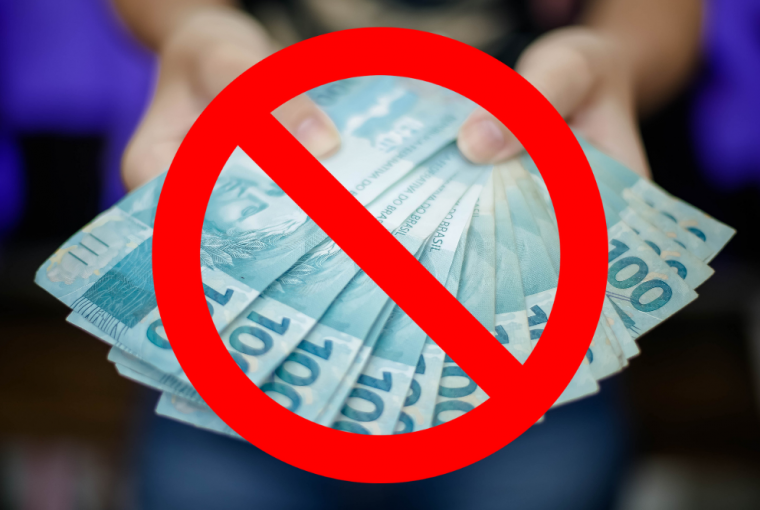 mulher ao fundo com notas de cem reais estendidas na mão e a frente um símbolo de negado, para simbolizar que o empréstimo com agiota é crime