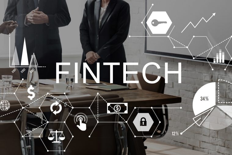 Ao fundo homens de negócio e à frente a palavra fintech e conexão de símbolos de tecnologia e crédito