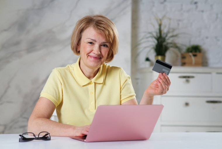 Retrato de uma senhora idosa idosa feliz e positiva com cartão de crédito e pagamento online na loja
