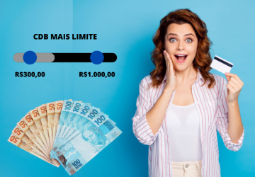 Retrato de uma menina alegre segurando um novo cartão simulando o aumento de limite no cartão de crédito com investimento