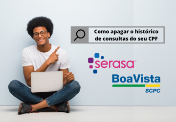 Jovem negro sentado no chão com um laptop sorrindo e apontando para o lado onde diz como apagar histórico de consulta do CPF no Serasa e Boa Vista SCPC