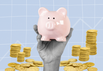 mão segurando um cofre de porco rosa e ao fundo moedas e gráfico crescente, simbolizando Como fica o rendimento da poupança com a Selic em 9,25% ao ano