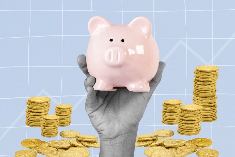 mão segurando um cofre de porco rosa e ao fundo moedas e gráfico crescente, simbolizando Como fica o rendimento da poupança com a Selic em 9,25% ao ano
