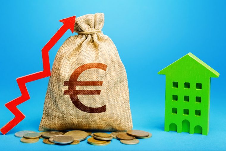 Saco de dinheiro euro com seta vermelha para cima e edifício residencial representando os FII's com maior número de cotistas no Brasil