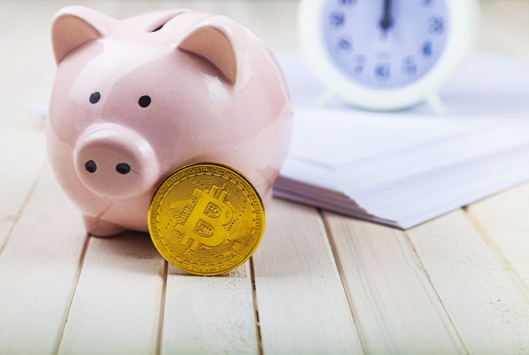 Cofrinho de porco e bitcoin, relógio e pilha de papéis no fundo