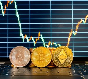 Criptomoedas bitcoin, ethereum e cardano na frente do gráfico do mercado de ações