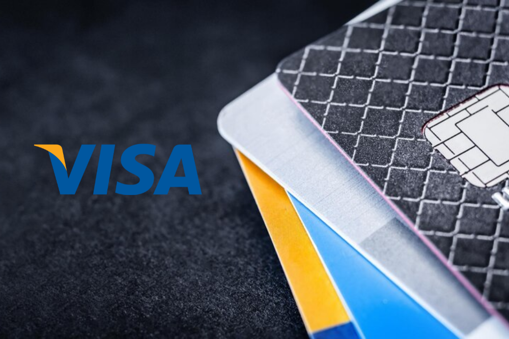 pilhas de cartão de crédito e ao lado a logo da bandeira Visa, simbolizando os Serviços gratuitos para quem tem cartão Visa