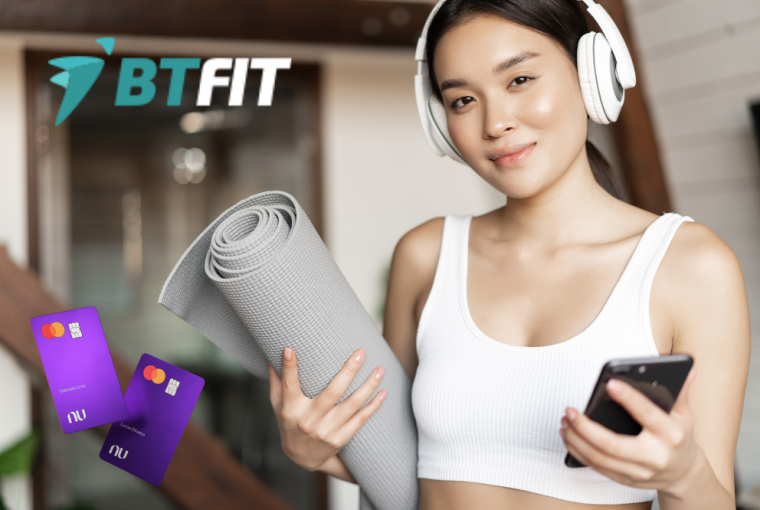 moça jovem com traje esportivo, celular na mão e tapete de yoga na outra, simbolizando Como ter academia de graça com o cartão Nubank