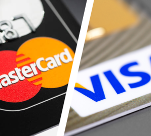 imagem meio a meio, na esquerda um cartão com a logo da mastercard e a direita um cartão com logo da Visa, demonstrando as diferenças entre os benefícios oferecidos nos cartões das bandeiras Mastercard e Visa