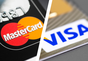 imagem meio a meio, na esquerda um cartão com a logo da mastercard e a direita um cartão com logo da Visa, demonstrando as diferenças entre os benefícios oferecidos nos cartões das bandeiras Mastercard e Visa