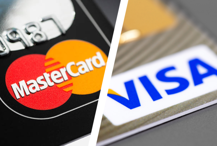 imagem meio a meio, na esquerda um cartão com a logo da mastercard e a direita um cartão com logo da Visa, demonstrando as diferenças entre os benefícios oferecidos nos cartões das bandeiras Mastercard e Visa