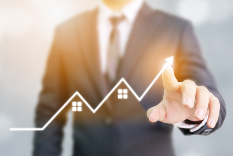 Empresário apontando gráfico de seta vermelha plano de crescimento futuro simbolizando os fundos imobiliários de papel com renndimento acima da inflação