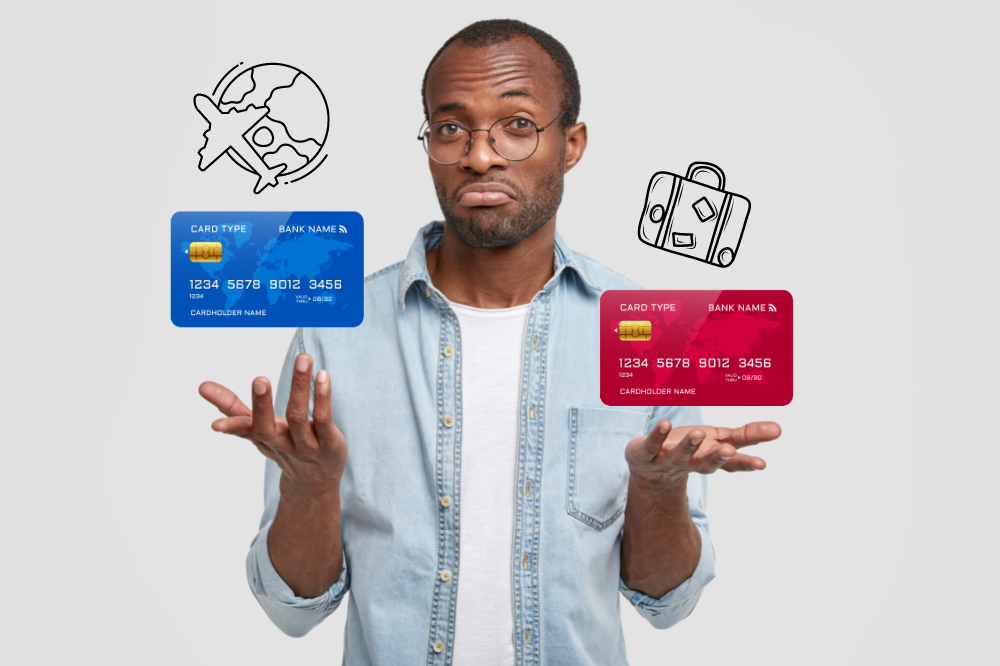 homem moreno de óculos com semblante de dúvida e nas duas mãos cartões de crédito, com ícones de viagens, para simbolizar a escolha dos melhores cartões de crédito para ganhar milhas em 2022