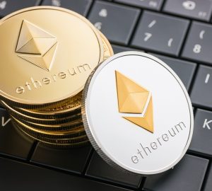 Moedas ethereum em um teclado preto simbolizando bom momento para Investir em Ethereum