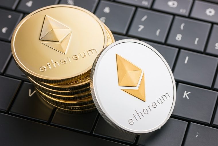 Moedas ethereum em um teclado preto simbolizando bom momento para Investir em Ethereum