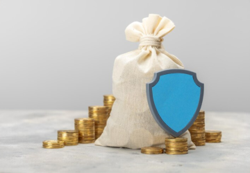Saco de dinheiro e uma pilha de moedas de ouro com um escudo simbolizando os investimentos de baixo risco