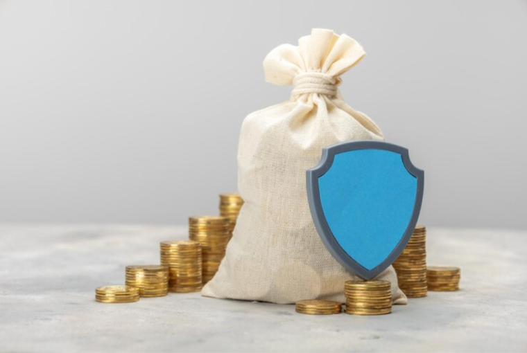 Saco de dinheiro e uma pilha de moedas de ouro com um escudo simbolizando os investimentos de baixo risco