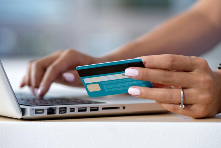 Entenda onde fica a validade do cartão de crédito e débito
