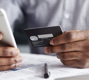 Os melhores cartões de crédito para a Black Friday 2025