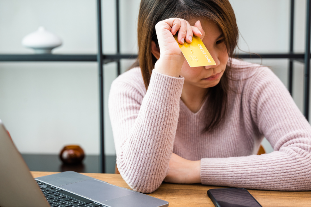 Cartão de crédito é cancelado por atraso: em quantos dias acontece?