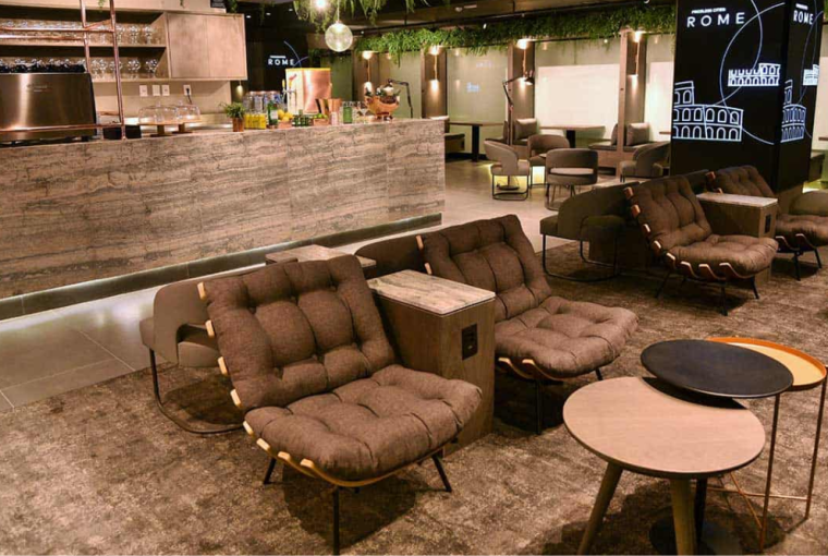 Visa Infinite e Mastercard Black: qual oferece mais vantagens em salas VIP?