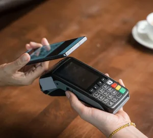 Esqueceu a carteira? Aprenda como pagar com o celular