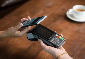 Esqueceu a carteira? Aprenda como pagar com o celular